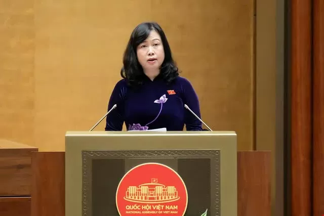 Bộ Trưởng Bộ Y tế Đào Hồng Lan trình bày Tờ trình dự án Luật Dân số