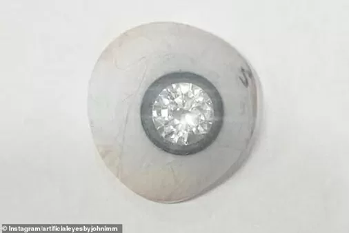 Gắn viên kim cương vào mắt giả, chủ tiệm kim hoàn có con mắt nhân tạo đắt nhất thế giới