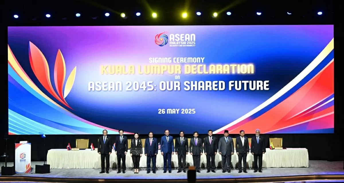 Thủ tướng Phạm Minh Chính cùng lãnh đạo các nước ASEAN và Timor-Leste tại lễ ký Tuyên bố Kuala Lumpur “ASEAN 2045: Tương lai chung của chúng ta”, ngày 26/5. (Nguồn: Myasean.my)