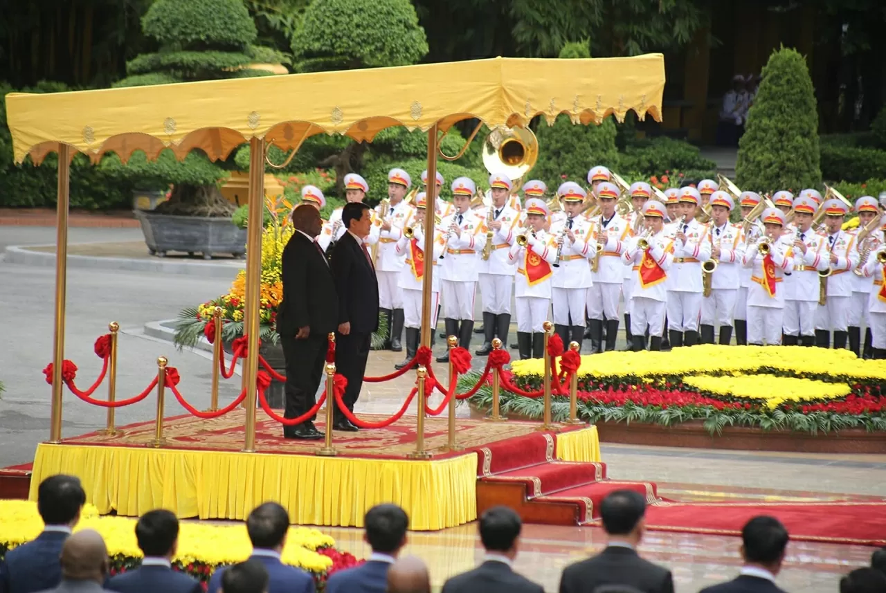 Chủ tịch nước Lương Cường và Phu nhân đón Toàn quyền Australia Sam Mostyn và Phu quân tại nơi đỗ xe. Hai thiếu nhi tiến lên tặng hoa. Người đứng đầu Nhà nước Việt Nam mời Toàn quyền Australia lên bục danh dự. Sau đó, Quốc thiều hai nước được cử lên.