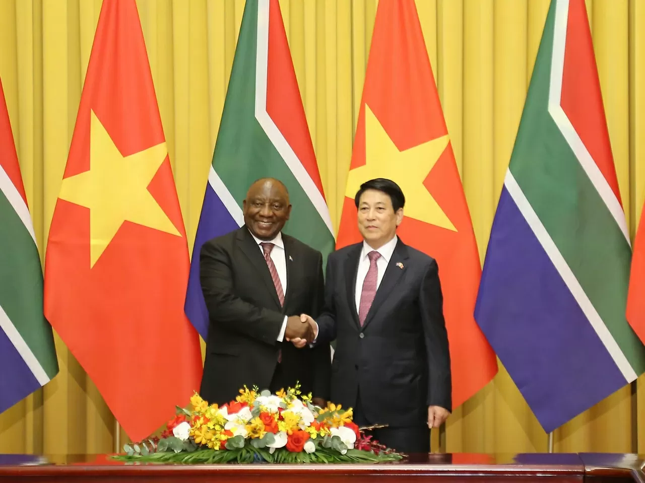 Chủ tịch nước Lương Cường vàTổng thống nước Cộng hòa Nam Phi Matamela Cyril Ramaphosa chụp ảnh chung trước khi tiến vào Hội đàm. (Ảnh: Thành Long)