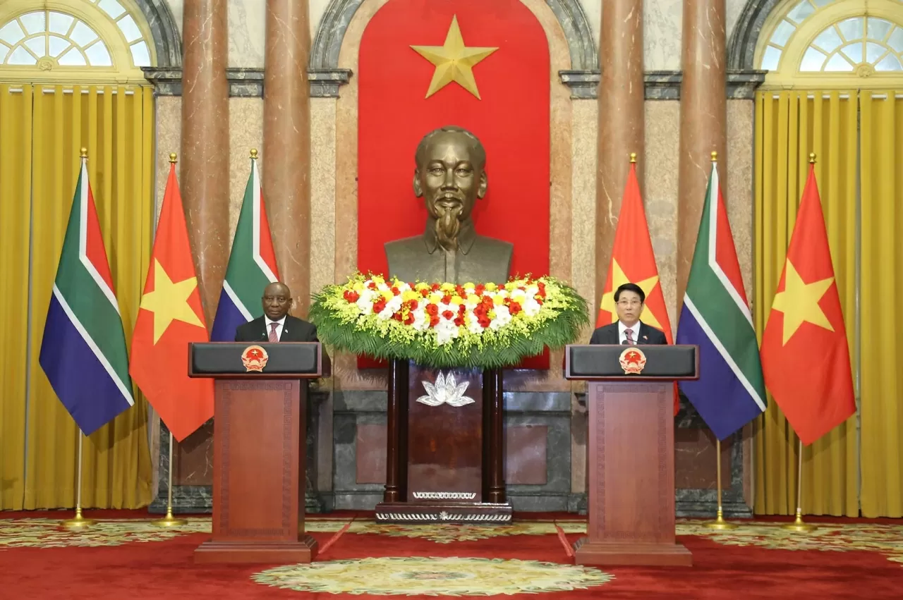 Chủ tịch nước Lương Cường và Tổng thống Nam Phi Matamela Cyril Ramaphosa gặp gỡ báo chí, thông báo về kết quả hội đàm giữa hai bên. (Ảnh: Thành Long) Chủ tịch nước Lương Cường và Tổng thống Nam Phi Matamela Cyril Ramaphosa gặp gỡ báo chí, thông báo về kết quả hội đàm giữa hai bên. (Ảnh: Thành Long)