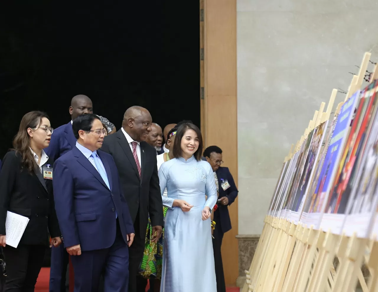 Thủ tướng Phạm Minh Chính và Tổng thống Nam Phi Matamela Cyril Ramaphosa xem triển lãm ảnh về . (Ảnh: Thành Long)