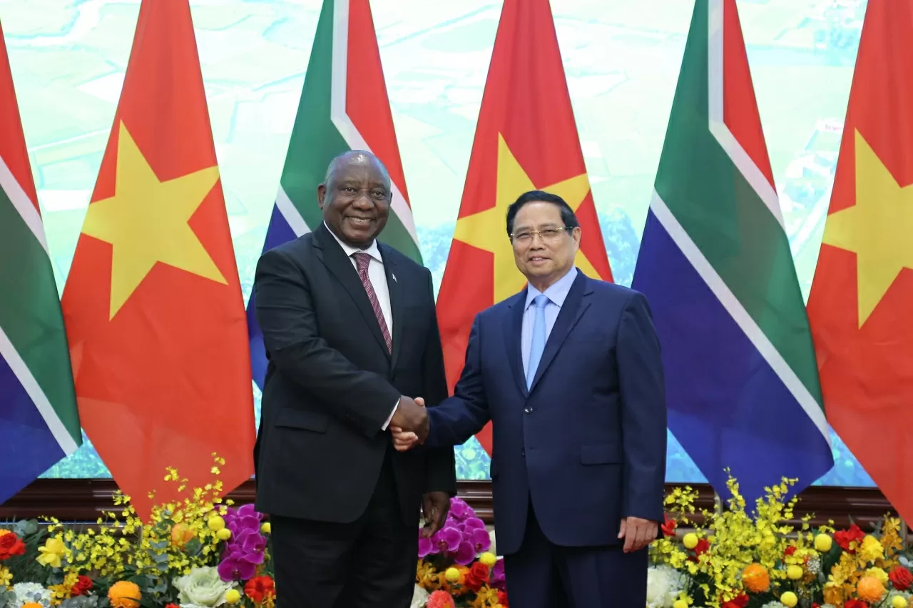 Thủ tướng Phạm Minh Chính và Tổng thống Nam Phi Matamela Cyril Ramaphosa chụp ảnh lưu niệm trước khi bước vào Hội đàm. (Ảnh: Thành Long)