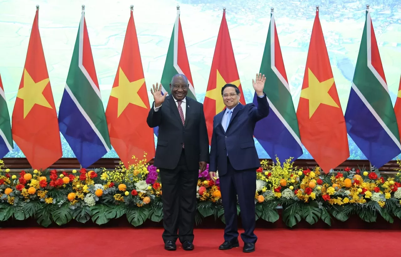 Thủ tướng Phạm Minh Chính và Tổng thống Nam Phi Matamela Cyril Ramaphosa chụp ảnh lưu niệm trước khi bước vào Hội đàm. (Ảnh: Thành Long)