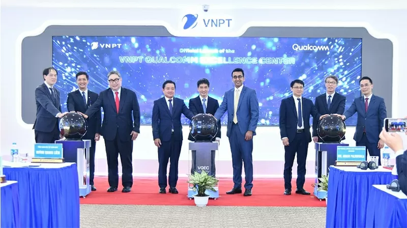 Lãnh đạo cấp cao của VNPT, Qualcommvà các đại biểu nhấn nút khai trương Trung tâm Xuất sắc VNPT – Qualcomm Lãnh đạo cấp cao của VNPT, Qualcommvà các đại biểu nhấn nút khai trương Trung tâm Xuất sắc VNPT – Qualcomm