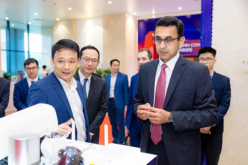 4_Ông Nguyễn Minh Quang, Tổng Giám đốc Viettel High Tech cùng Đại diện Qualcomm tại sự kiện 4_Ông Nguyễn Minh Quang, Tổng Giám đốc Viettel High Tech cùng Đại diện Qualcomm tại sự kiện