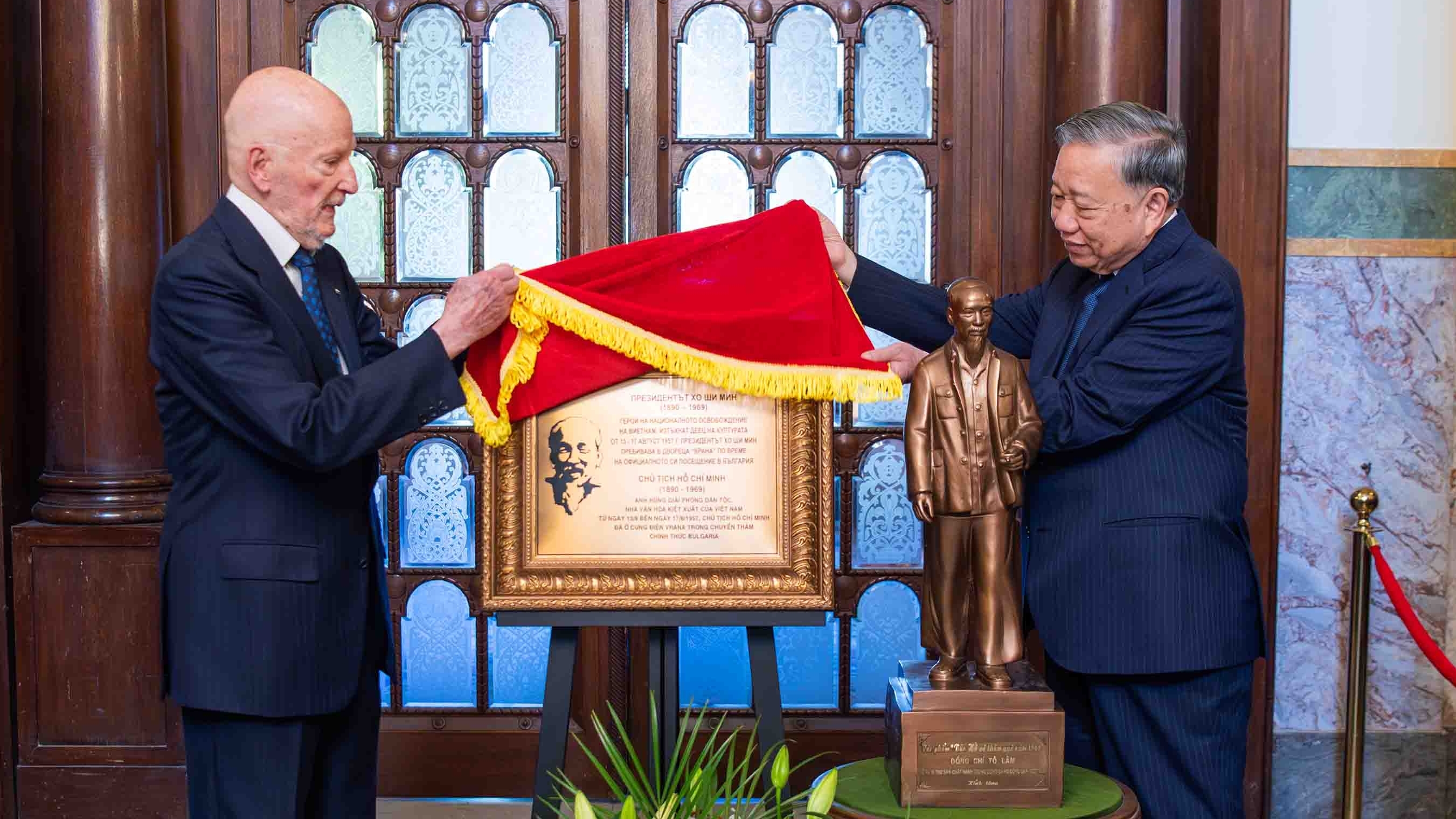 gan bien ky niem chan dung chu tich ho chi minh tai cung dien vrana bulgaria