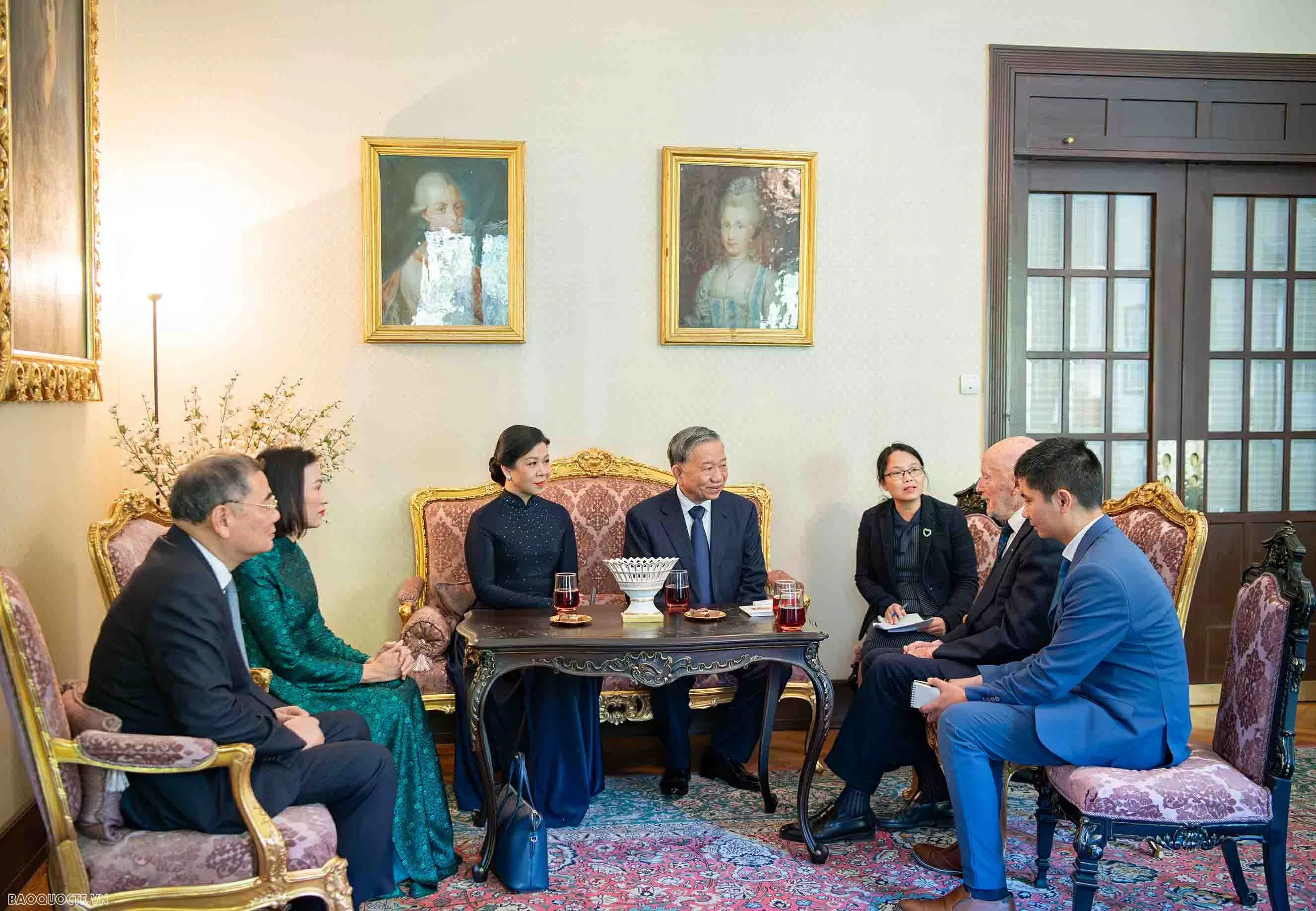 Gắn Biển kỷ niệm chân dung Chủ tịch Hồ Chí Minh tại Cung điện Vrana, Bulgaria Gắn Biển kỷ niệm chân dung Chủ tịch Hồ Chí Minh tại Cung điện Vrana, Bulgaria