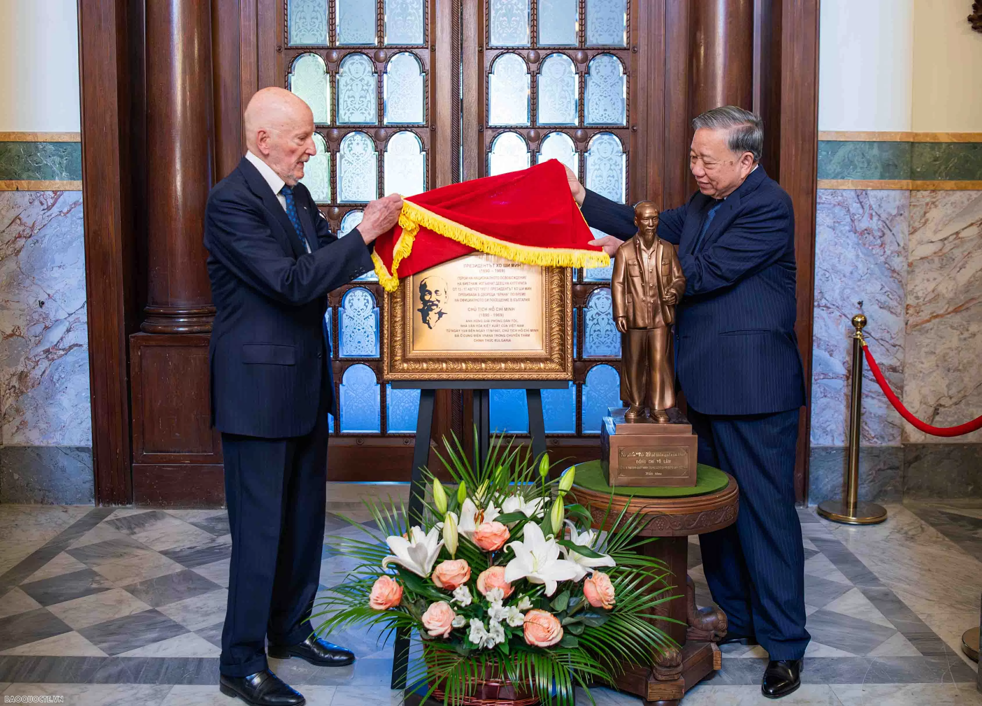 Gắn Biển kỷ niệm chân dung Chủ tịch Hồ Chí Minh tại Cung điện Vrana, Bulgaria