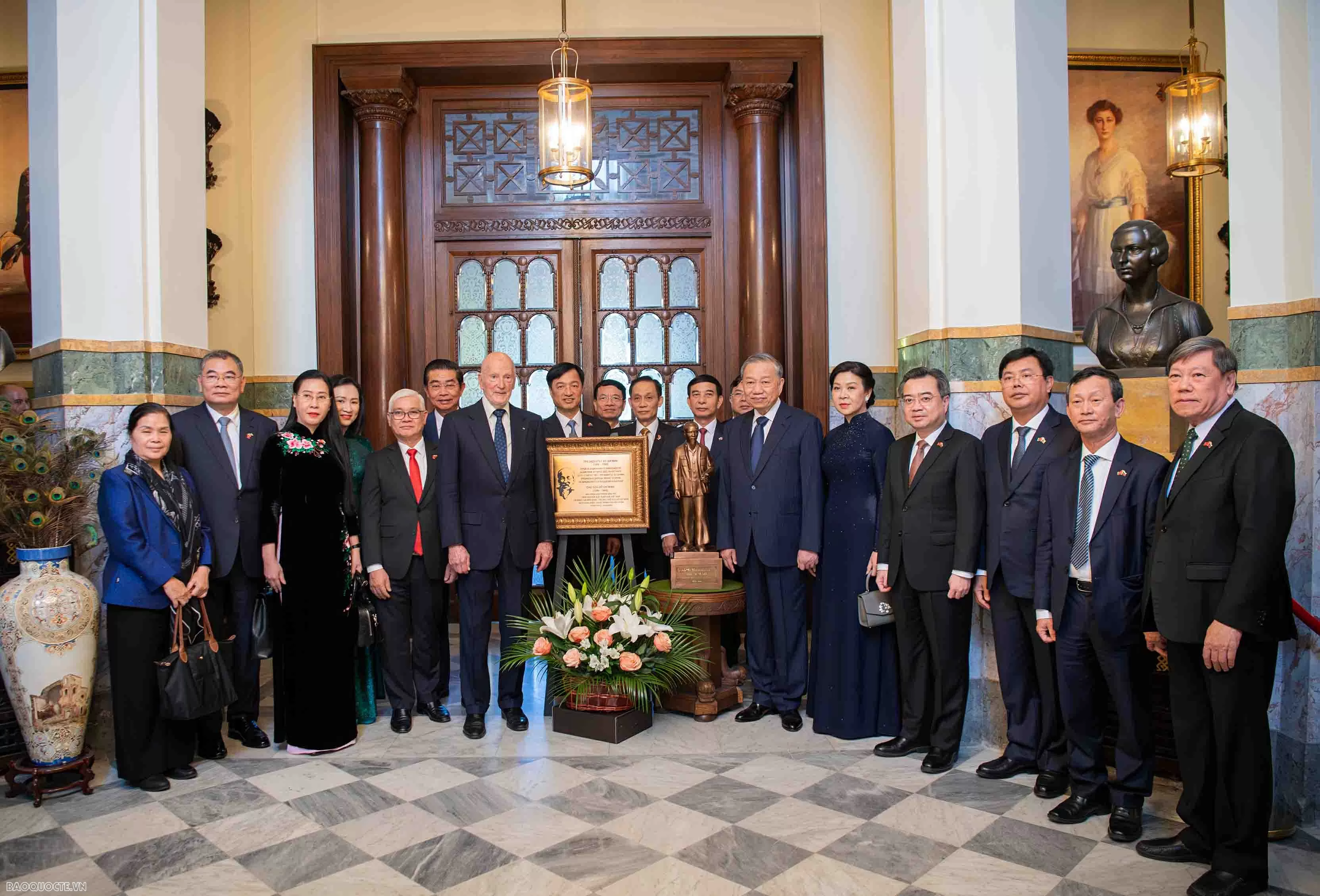 Gắn Biển kỷ niệm chân dung Chủ tịch Hồ Chí Minh tại Cung điện Vrana, Bulgaria Gắn Biển kỷ niệm chân dung Chủ tịch Hồ Chí Minh tại Cung điện Vrana, Bulgaria