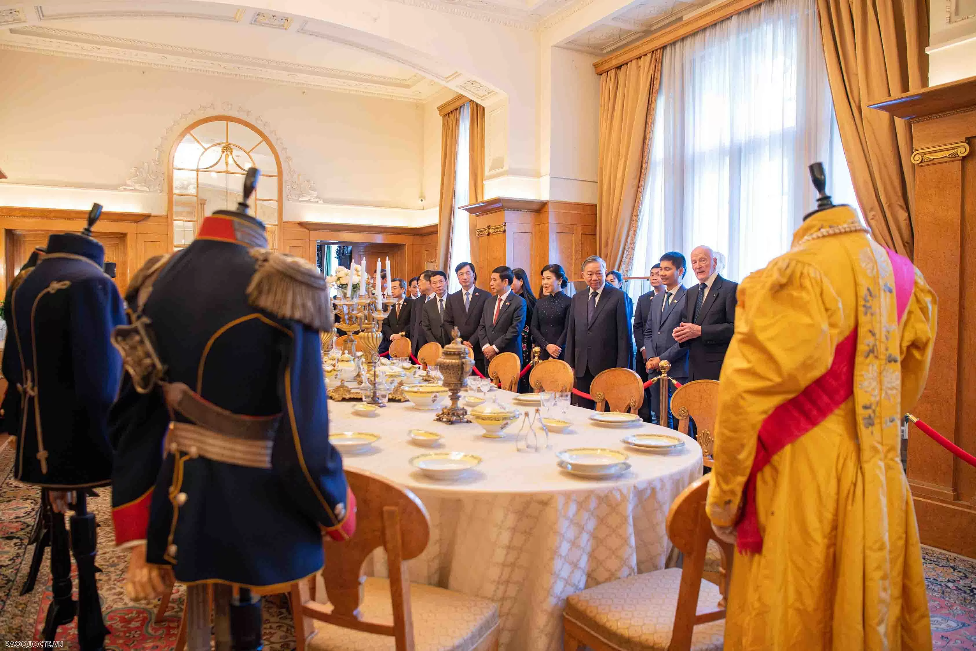 Gắn Biển kỷ niệm chân dung Chủ tịch Hồ Chí Minh tại Cung điện Vrana, Bulgaria