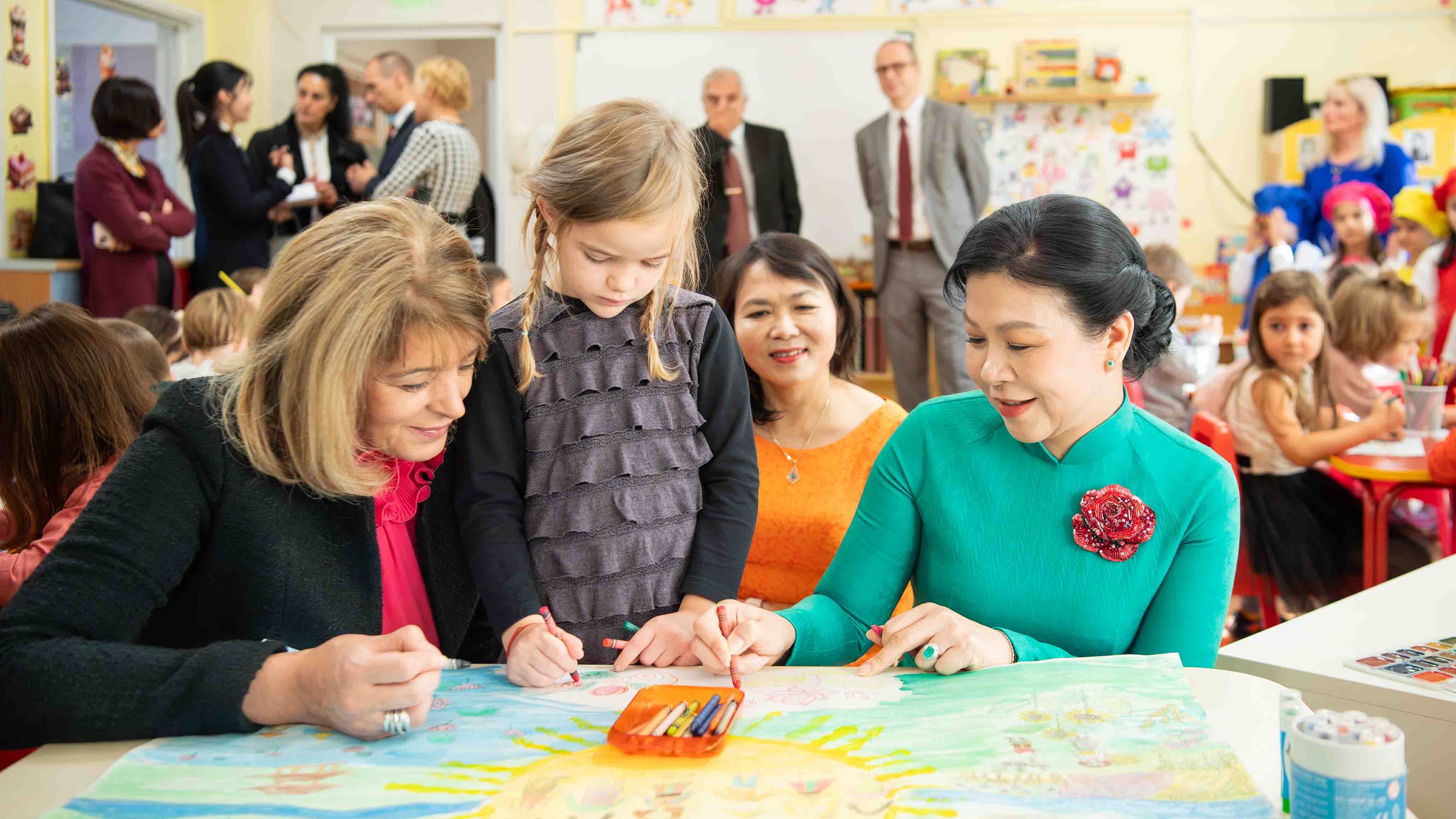 Phu nhân Tổng Bí thư cùng Phu nhân Tổng thống Bulgaria và các em nhỏ trải nghiệm cuốn nem, vẽ tranh