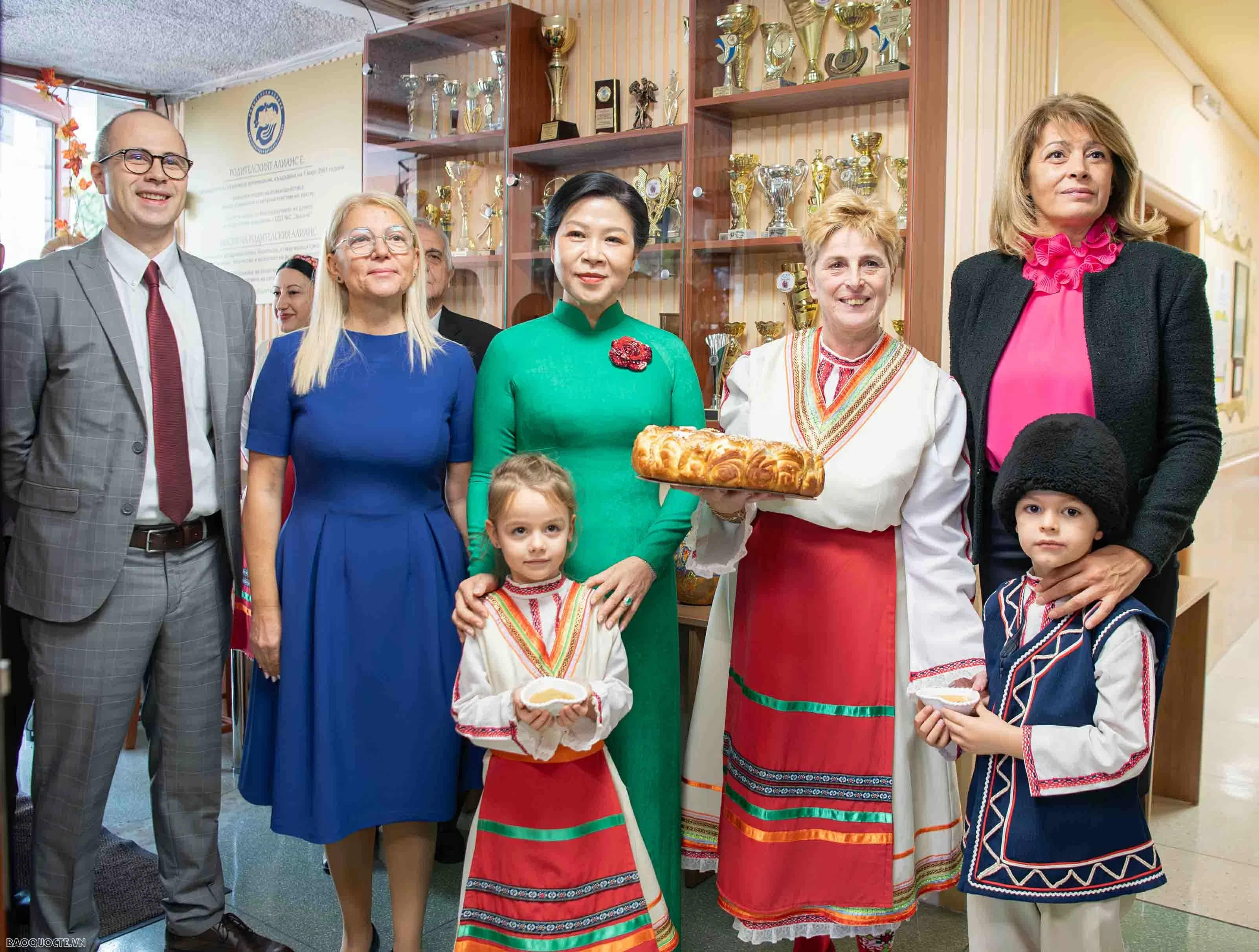 Phu nhân Tổng Bí thư cùng Phu nhân Tổng thống Bulgaria và các em nhỏ trải nghiệm cuốn nem, vẽ tranh