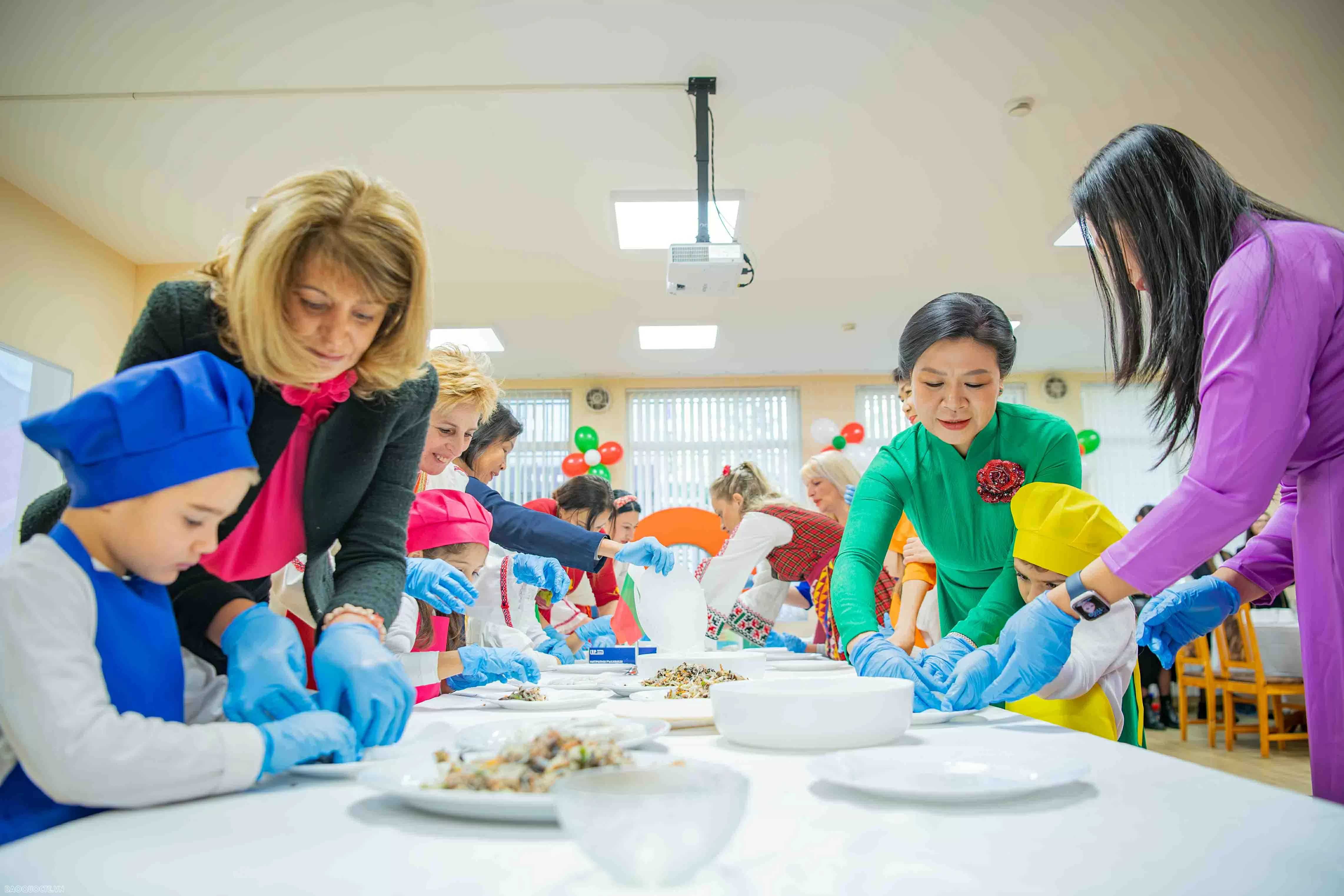 Phu nhân Tổng Bí thư cùng Phu nhân Tổng thống Bulgaria và các em nhỏ trải nghiệm cuốn nem, vẽ tranh