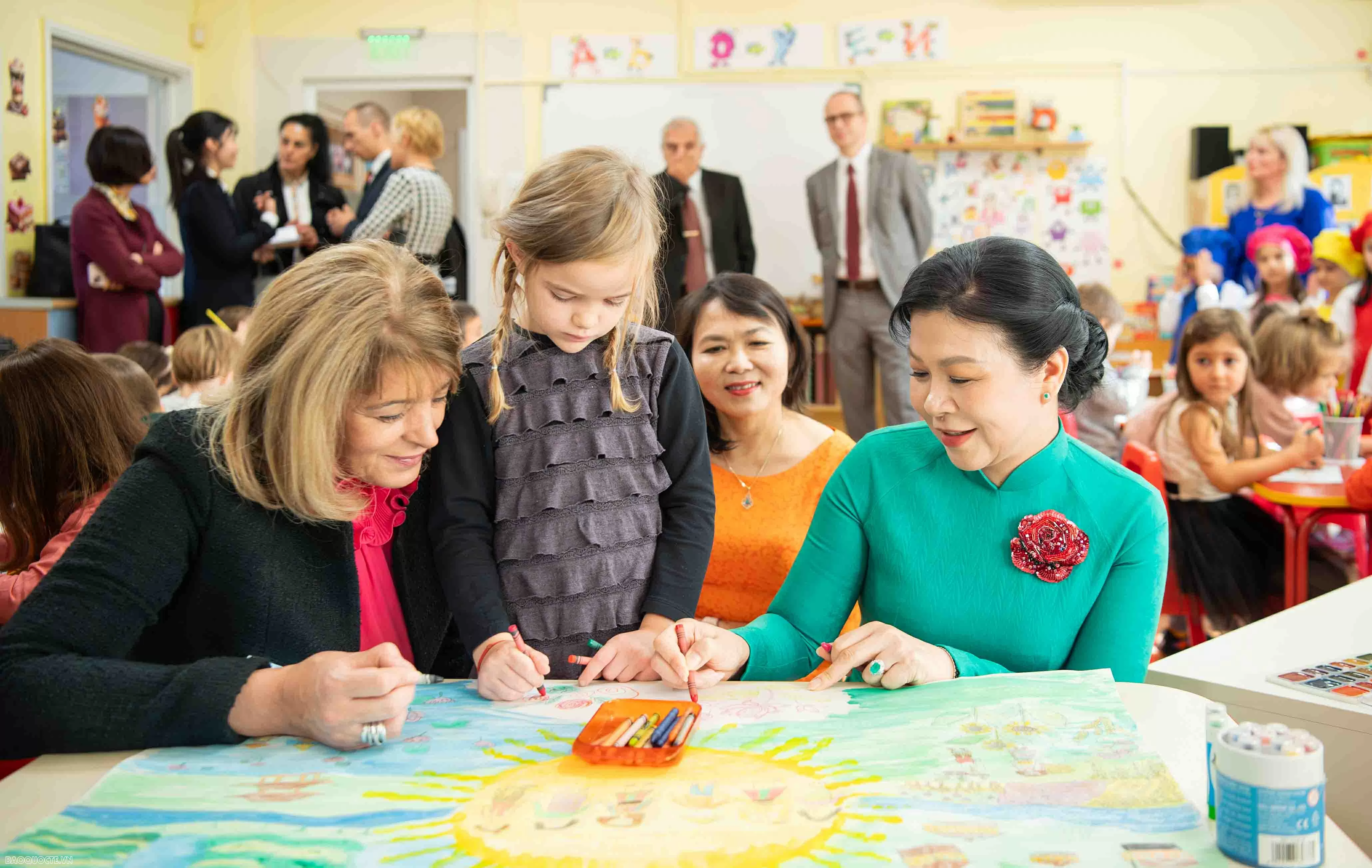 Phu nhân Tổng Bí thư cùng Phu nhân Tổng thống Bulgaria và các em nhỏ trải nghiệm cuốn nem, vẽ tranh Phu nhân Tổng Bí thư cùng Phu nhân Tổng thống Bulgaria và các em nhỏ trải nghiệm cuốn nem, vẽ tranh