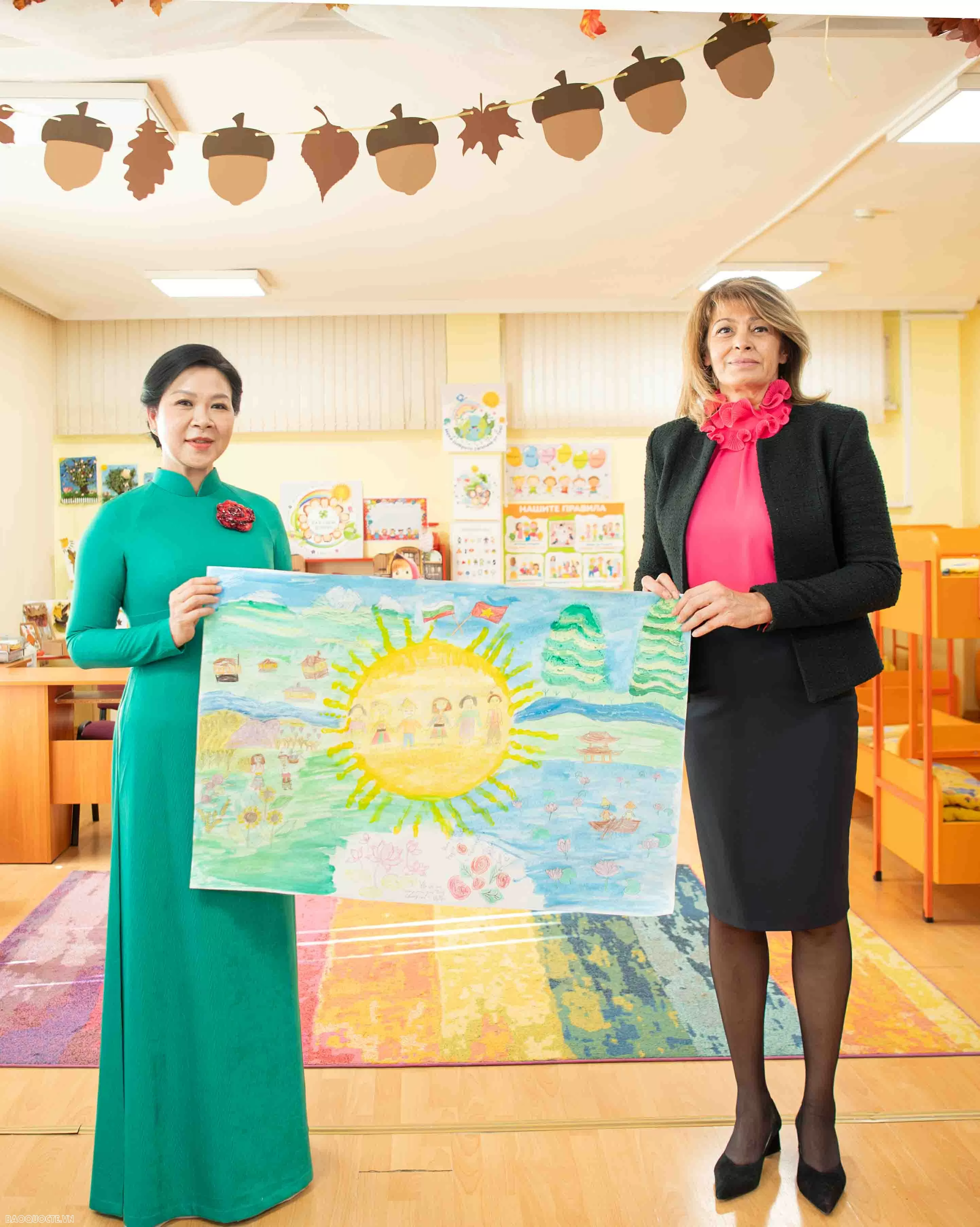 Phu nhân Tổng Bí thư cùng Phu nhân Tổng thống Bulgaria và các em nhỏ trải nghiệm cuốn nem, vẽ tranh