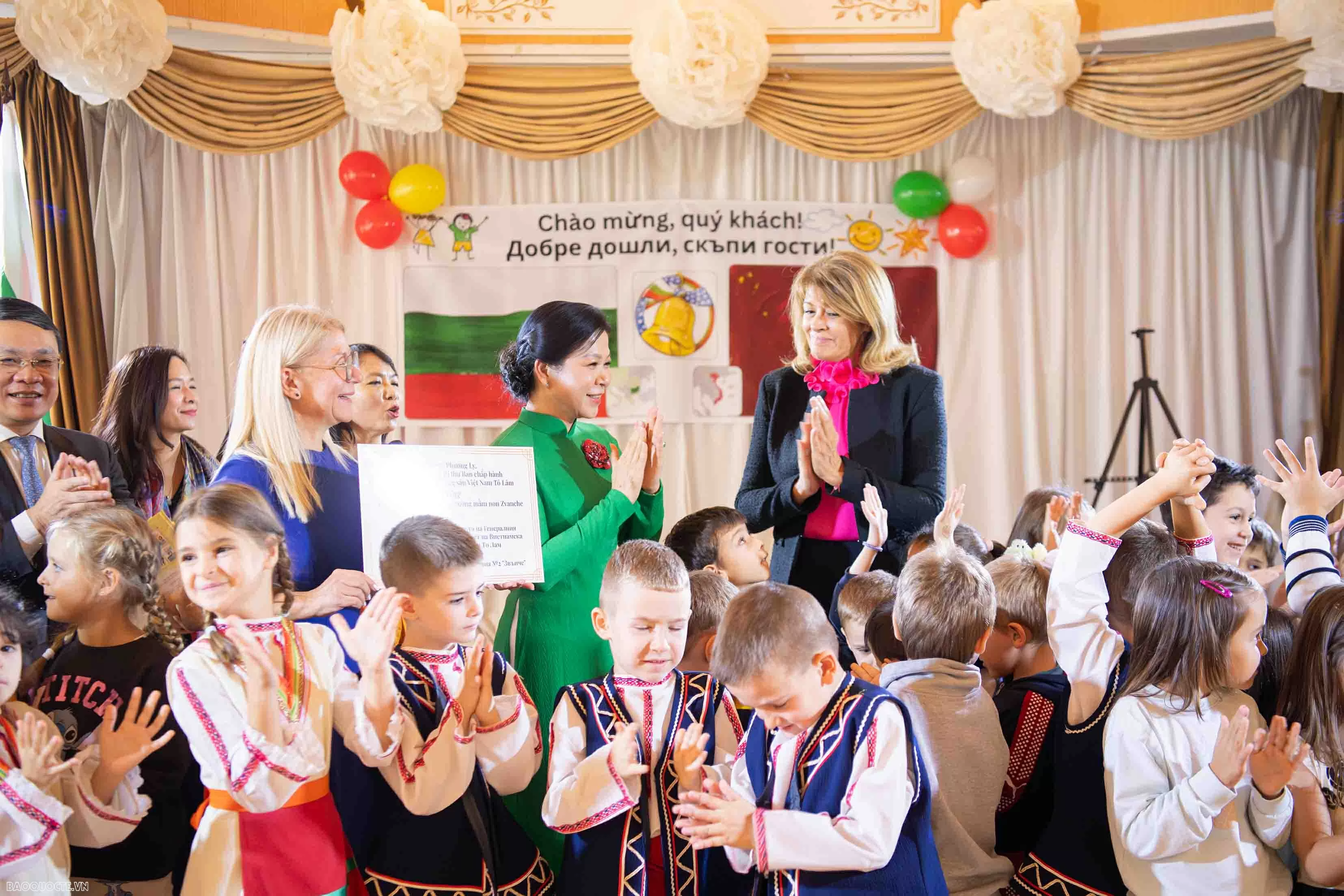 Phu nhân Tổng Bí thư cùng Phu nhân Tổng thống Bulgaria và các em nhỏ trải nghiệm cuốn nem, vẽ tranh