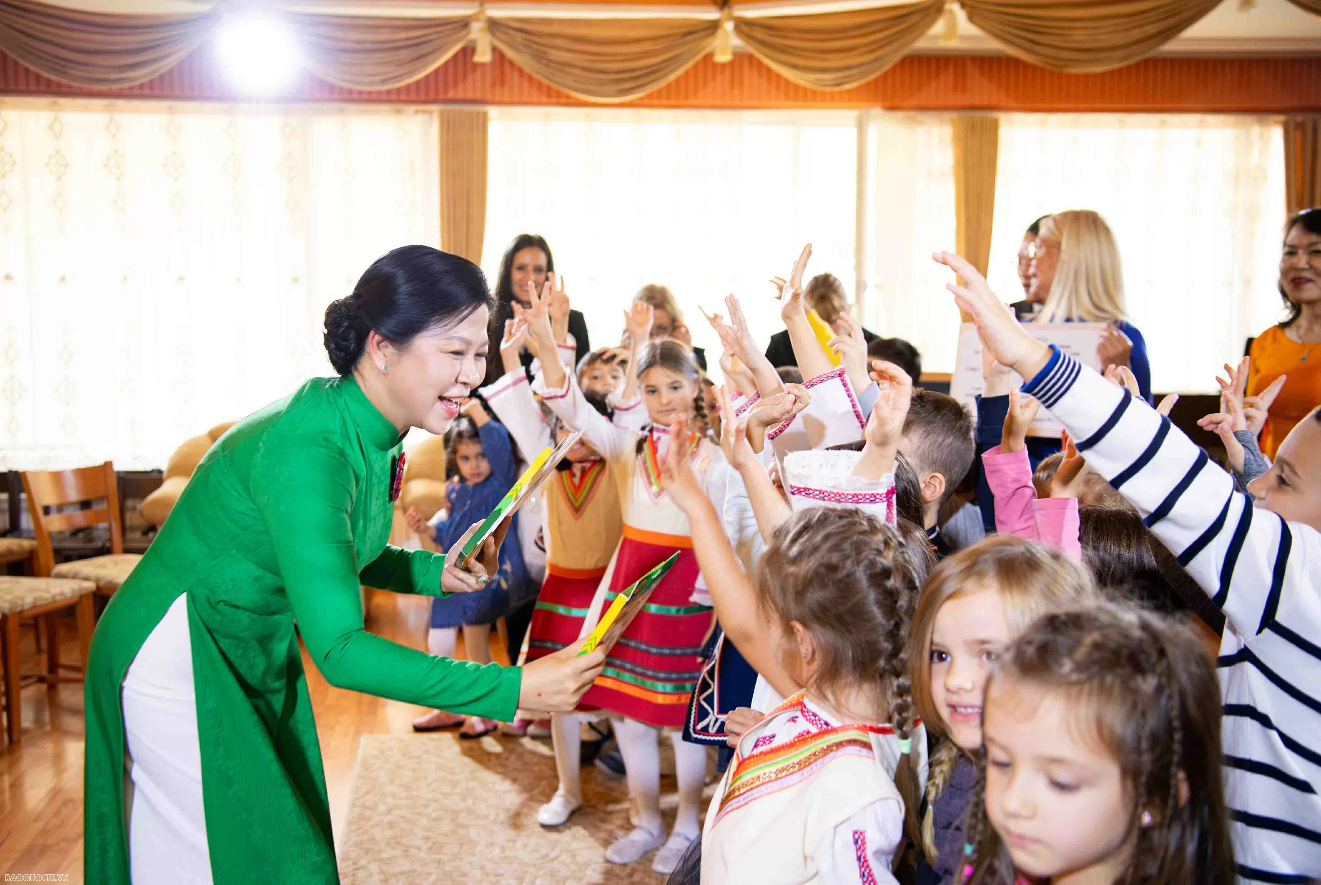 Phu nhân Tổng Bí thư cùng Phu nhân Tổng thống Bulgaria và các em nhỏ trải nghiệm cuốn nem, vẽ tranh