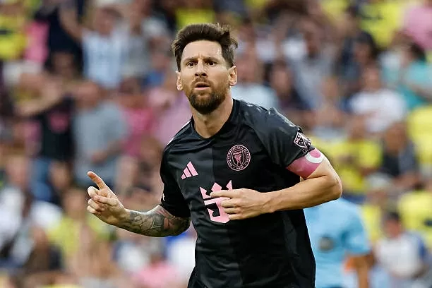CHÍNH THỨC: Messi ký hợp đồng mới tới năm 41 tuổi