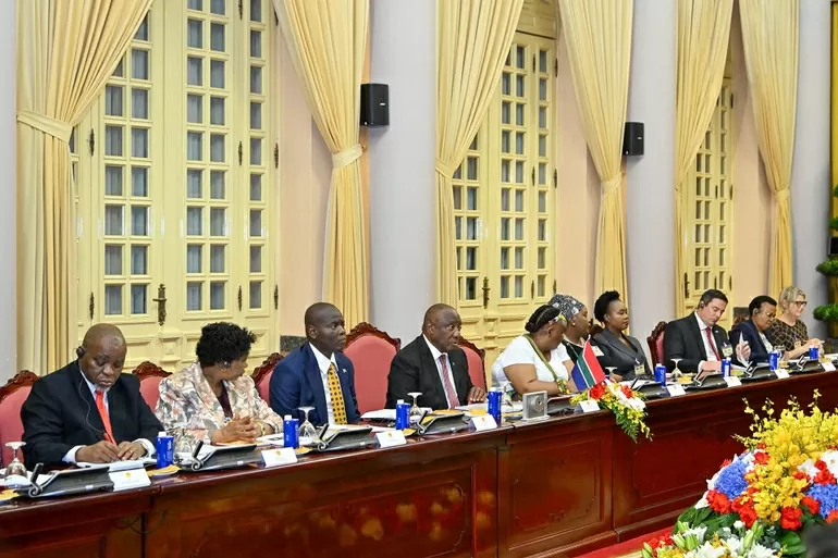 Chủ tịch nước Lương cường hội đàm với Tổng thống Cộng hòa Nam Phi Cyril Ramaphosa. Đoàn đại biểu cấp cao Nam Phi tại hội đàm. (Nguồn: Báo Nhân dân) Chủ tịch nước Lương cường hội đàm với Tổng thống Cộng hòa Nam Phi Cyril Ramaphosa. Đoàn đại biểu cấp cao Nam Phi tại hội đàm. (Nguồn: Báo Nhân dân)