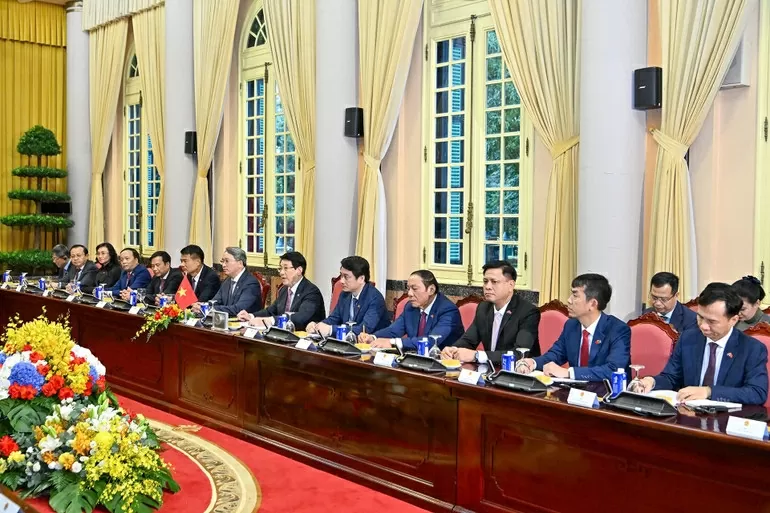 Chủ tịch nước Lương cường hội đàm với Tổng thống Cộng hòa Nam Phi Cyril Ramaphosa. Đoàn đại biểu cấp cao Việt Nam tại hội đàm. (Nguồn: Báo Nhân dân) Chủ tịch nước Lương cường hội đàm với Tổng thống Cộng hòa Nam Phi Cyril Ramaphosa. Đoàn đại biểu cấp cao Việt Nam tại hội đàm. (Nguồn: Báo Nhân dân)