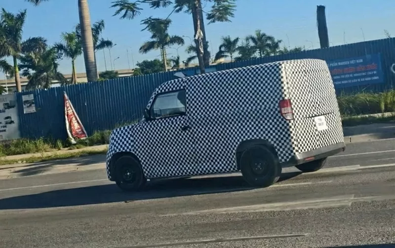 Trước đó, VinFast EC Van bị bắt gặp khi đang chạy thử trên đường với lớp nguỵ trang kín đáo.