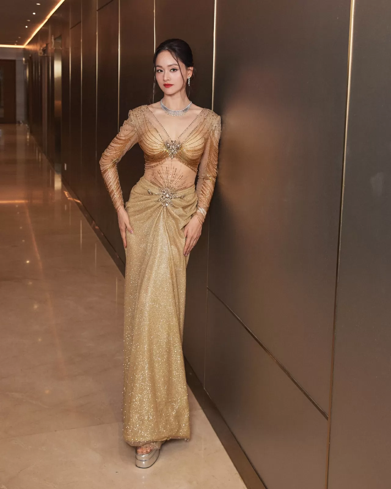 Ngỡ ngàng với vẻ gợi cảm của diễn viên Lan Phương Ngỡ ngàng với vẻ gợi cảm của diễn viên Lan Phương