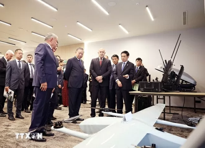 Tổng Bí thư Tô Lâm và Tổng thống Bulgaria Rumen Radev thăm quan các sản phẩm trưng bày. (Nguồn: TTXVN) Tổng Bí thư Tô Lâm và Tổng thống Bulgaria Rumen Radev thăm quan các sản phẩm trưng bày. (Nguồn: TTXVN)