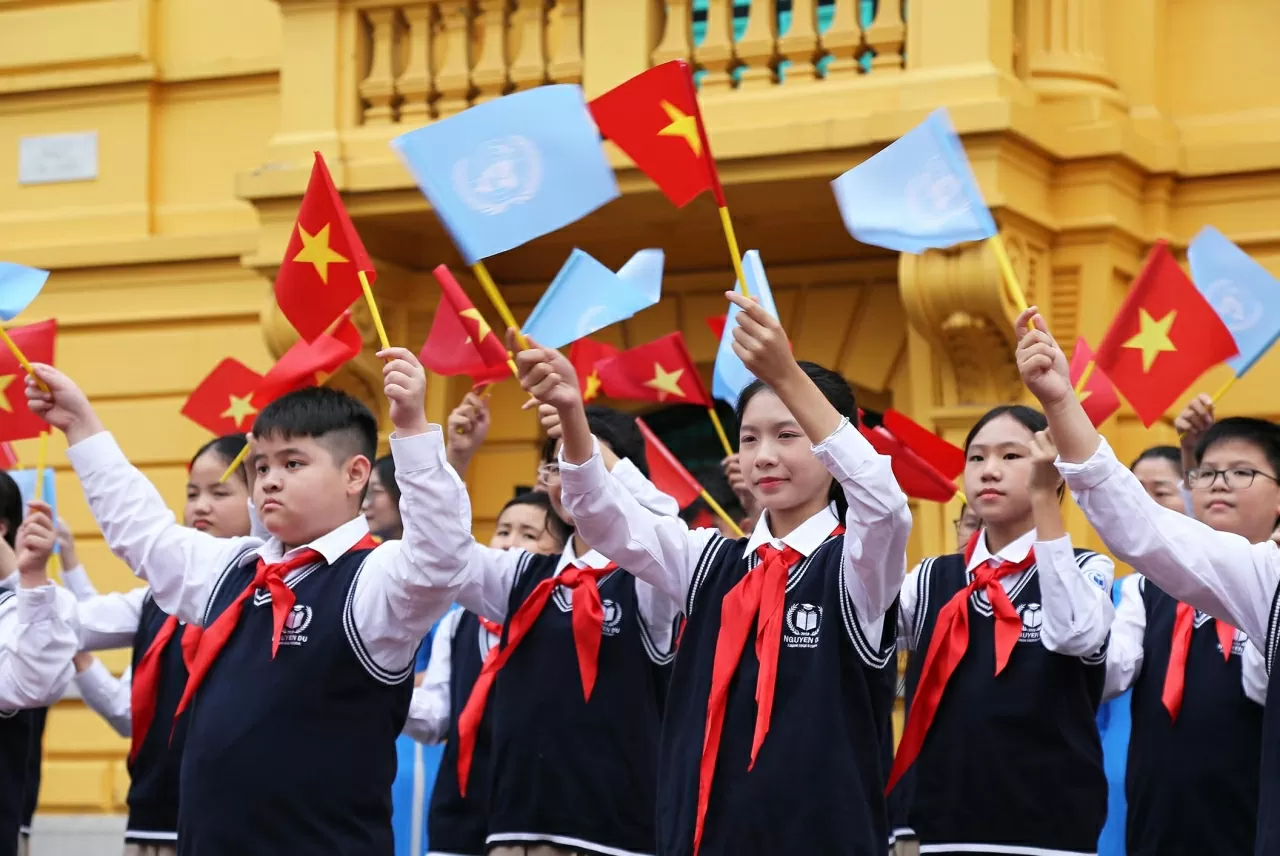 Chủ tịch nước Lương Cường và Tổng thư ký Liên hợp quốc António Guterres vẫy tay chào các cháu học sinh. (Ảnh: Thành Long)