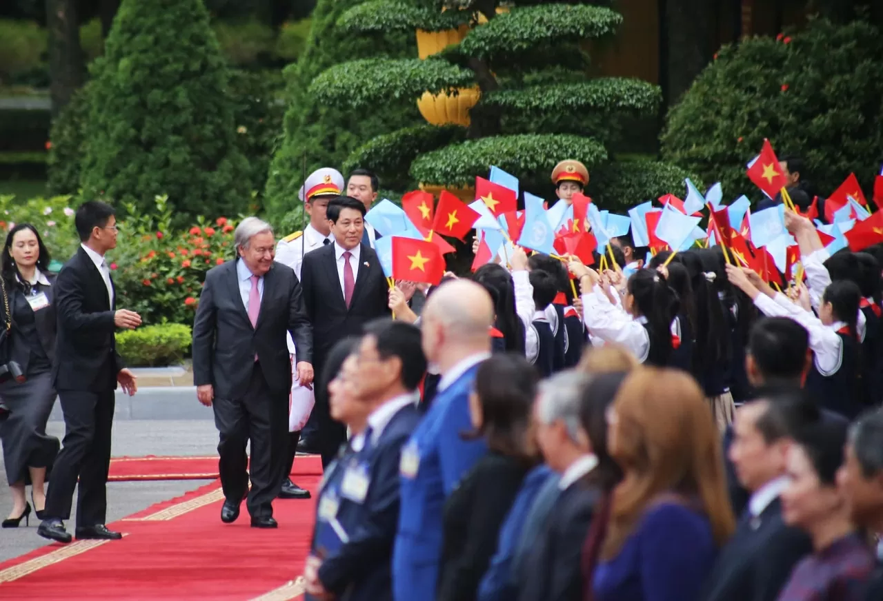 Chủ tịch nước Lương Cường và Tổng thư ký Liên hợp quốc António Guterres vẫy tay chào các cháu học sinh. (Ảnh: Thành Long) Chủ tịch nước Lương Cường và Tổng thư ký Liên hợp quốc António Guterres vẫy tay chào các cháu học sinh. (Ảnh: Thành Long)