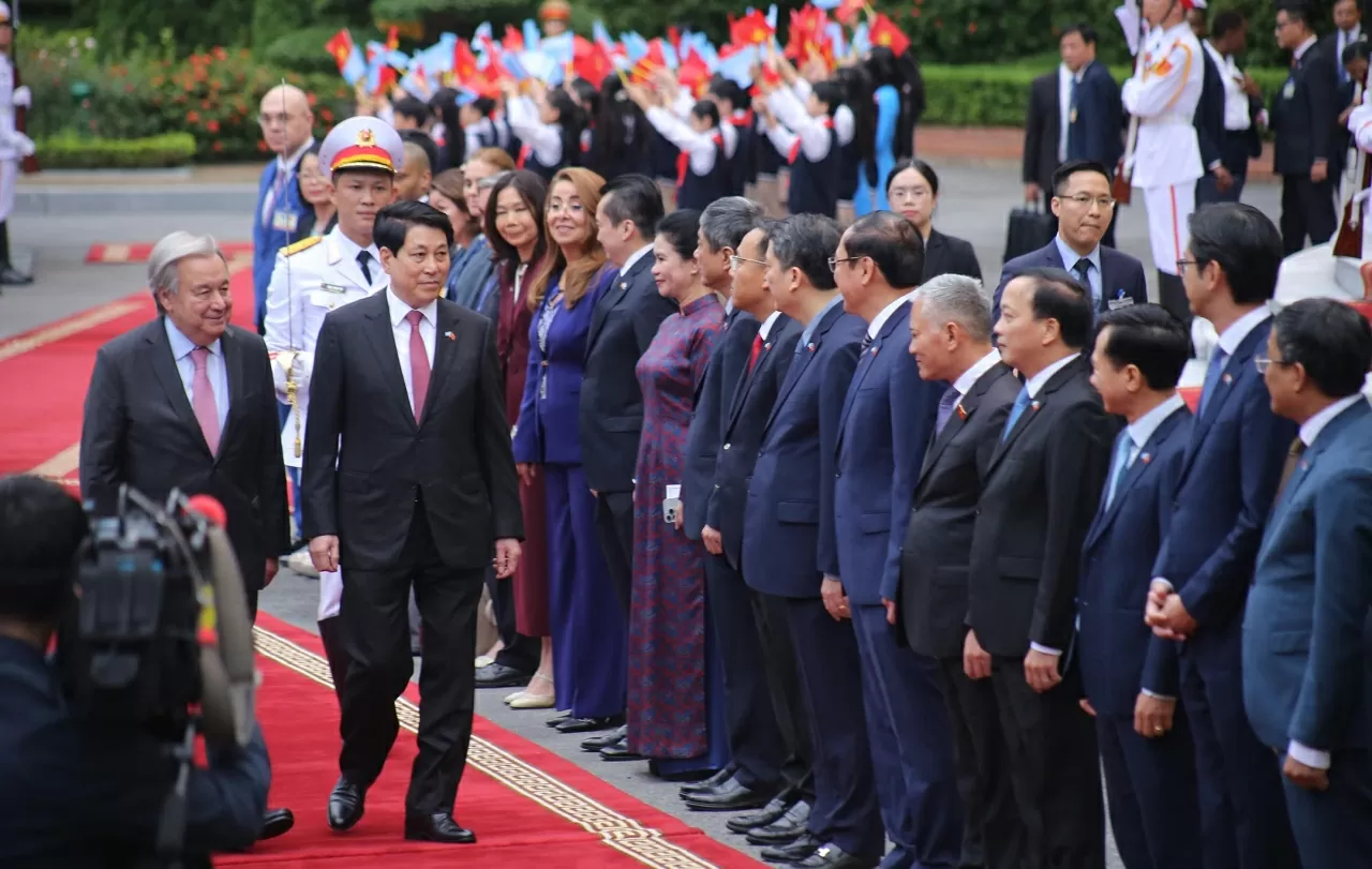 Chủ tịch nước Lương Cường và Tổng thư ký Liên hợp quốc (LHQ) António Guterres đi dọc đoàn đại biểu. (Ảnh: Thành Long)
