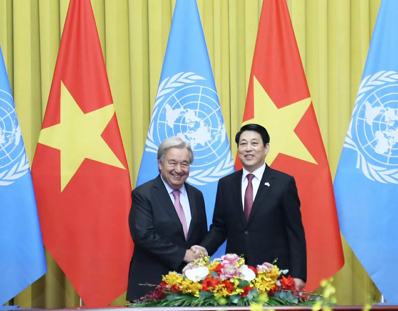 Chủ tịch nước Lương Cường chủ trì lễ đón chính thức Tổng thư ký Liên hợp quốc (LHQ) António Guterres chụp ảnh chung trước khi bước vào Hội đàm. (Ảnh: Thành Long) Chủ tịch nước Lương Cường chủ trì lễ đón chính thức Tổng thư ký Liên hợp quốc (LHQ) António Guterres chụp ảnh chung trước khi bước vào Hội đàm. (Ảnh: Thành Long)