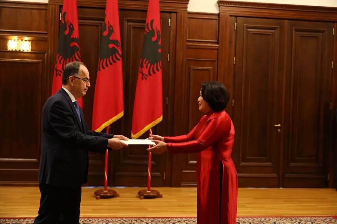 Đại sứ Việt Nam trình Quốc thư lên Tổng thống Albania Đại sứ Việt Nam trình Quốc thư lên Tổng thống Albania