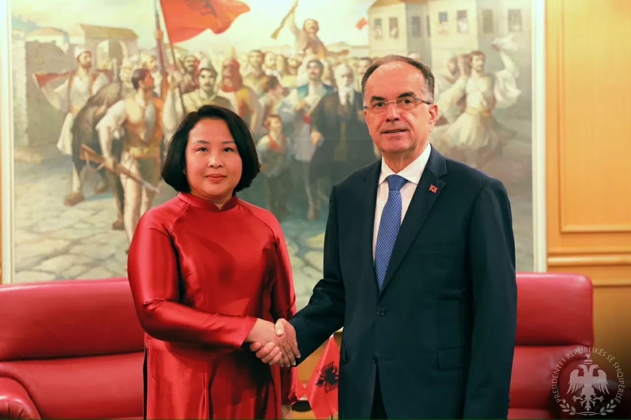 Đại sứ Việt Nam trình Quốc thư lên Tổng thống Albania
