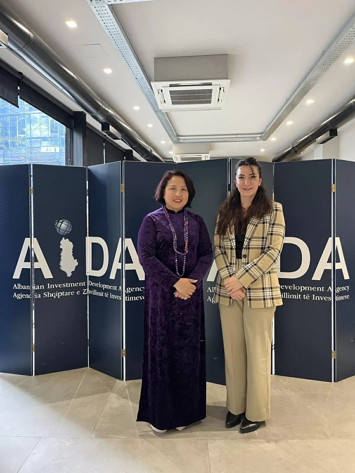 Đại sứ Việt Nam trình Quốc thư lên Tổng thống Albania