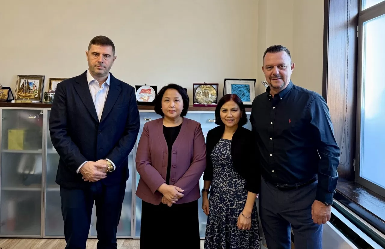 Đại sứ Việt Nam trình Quốc thư lên Tổng thống Albania Đại sứ Việt Nam trình Quốc thư lên Tổng thống Albania