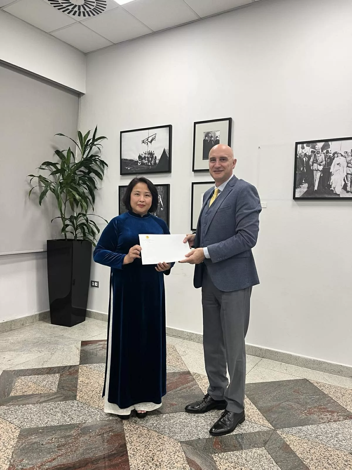 Đại sứ Việt Nam trình Quốc thư lên Tổng thống Albania Đại sứ Việt Nam trình Quốc thư lên Tổng thống Albania