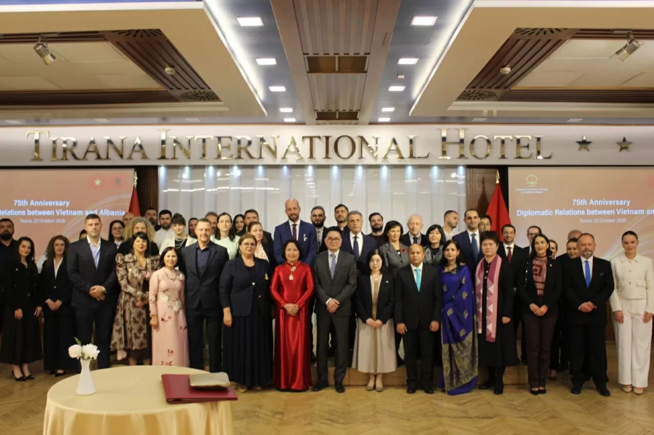 Đại sứ Việt Nam trình Quốc thư lên Tổng thống Albania
