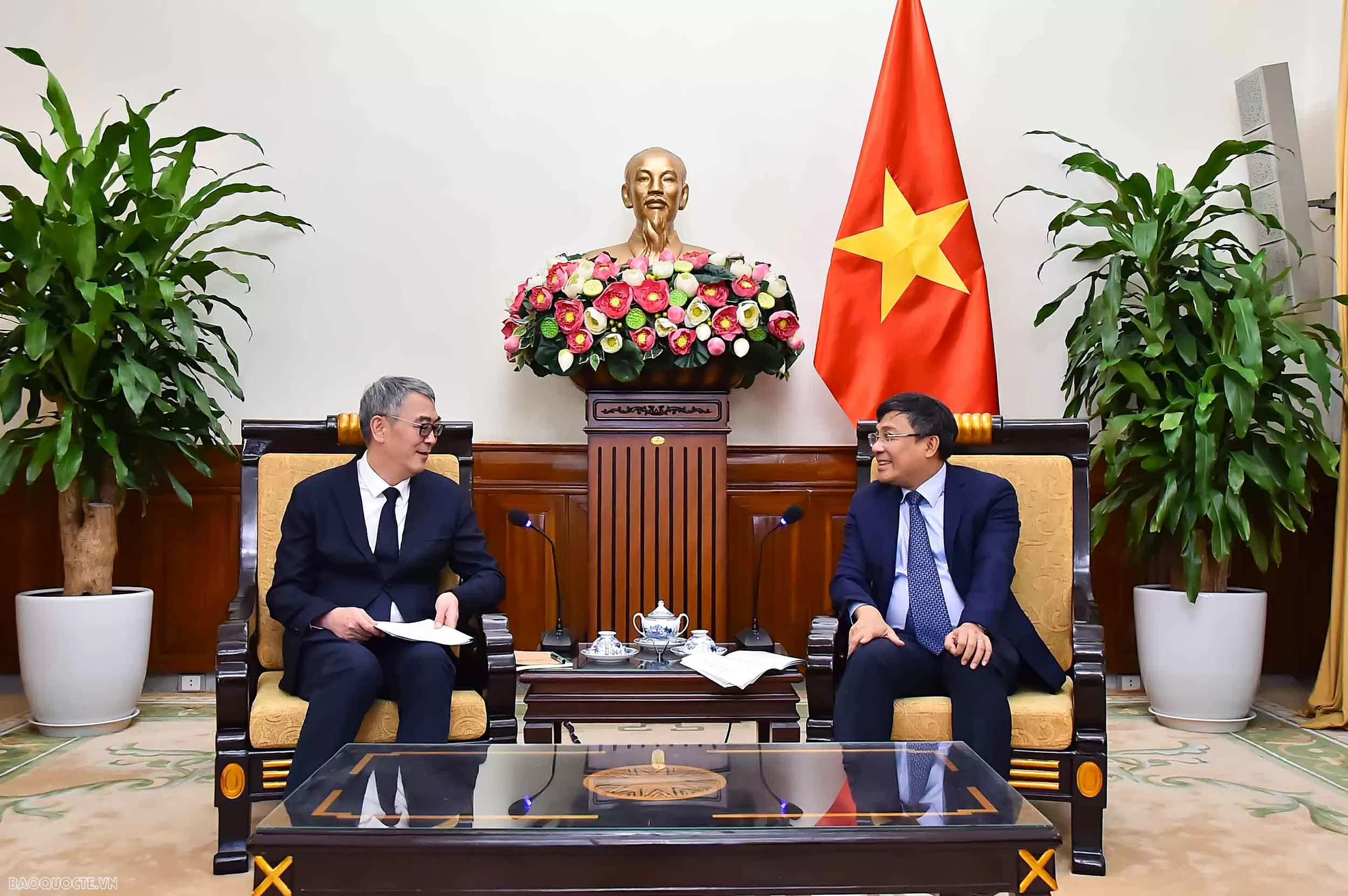 Thứ trưởng Thường trực Nguyễn Minh Vũ tiếp Phó Thị trưởng Trùng Khánh Từ Kiến
