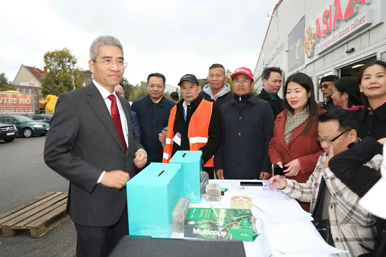 Đại sứ quan Việt Nam tại Đức và cộng đồng người Việt gửi gần 4 tỷ đồng ủng hộ đồng bào vùng bão lụt Đại sứ quan Việt Nam tại Đức và cộng đồng người Việt gửi gần 4 tỷ đồng ủng hộ đồng bào vùng bão lụt