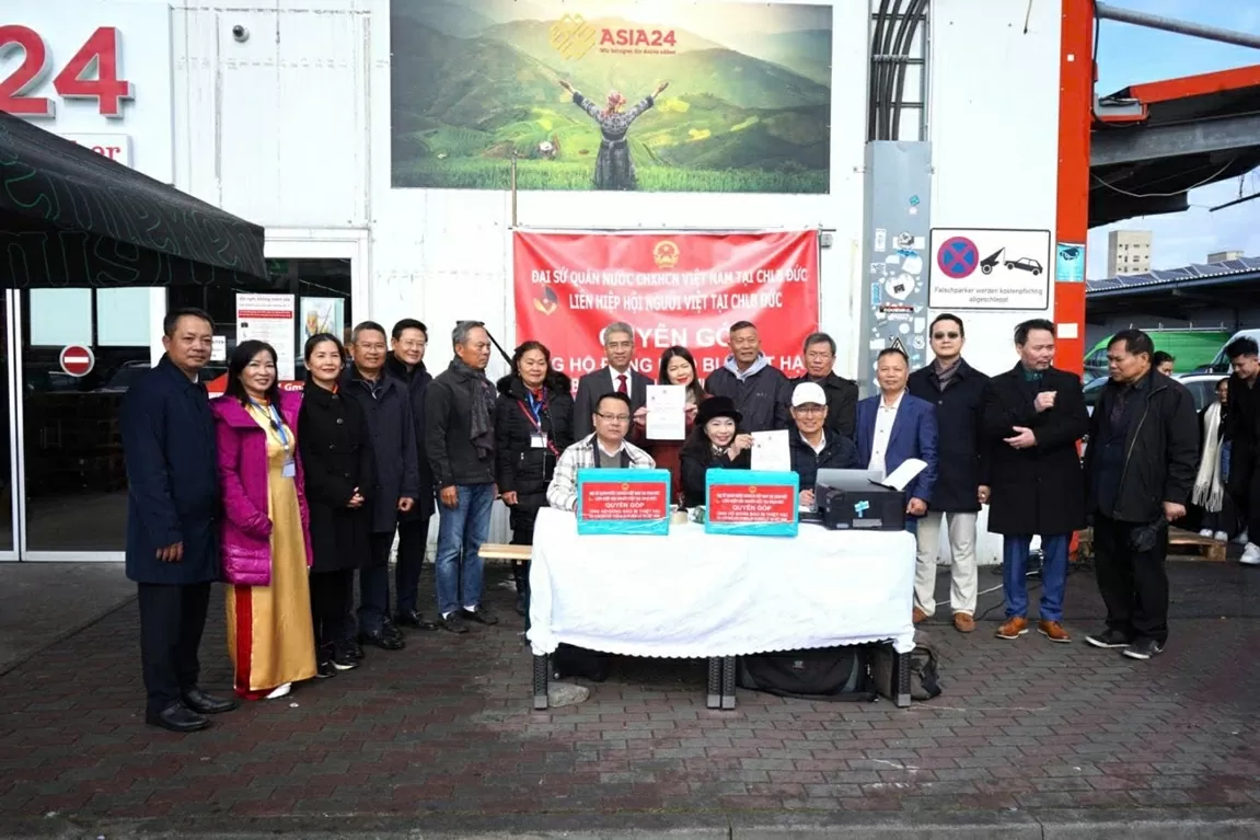 Đại sứ quan Việt Nam tại Đức và cộng đồng người Việt gửi gần 4 tỷ đồng ủng hộ đồng bào vùng bão lụt Đại sứ quan Việt Nam tại Đức và cộng đồng người Việt gửi gần 4 tỷ đồng ủng hộ đồng bào vùng bão lụt