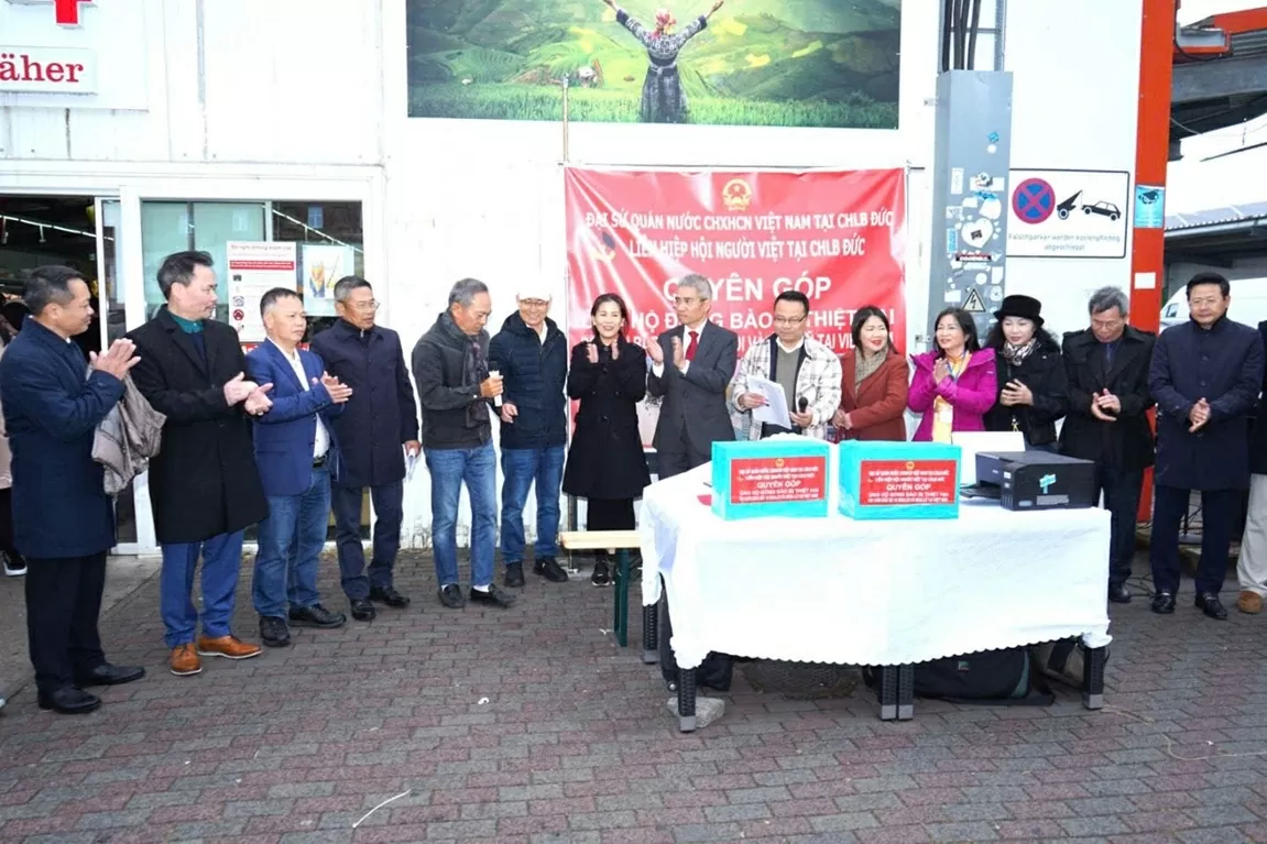 Đại sứ quan Việt Nam tại Đức và cộng đồng người Việt gửi gần 4 tỷ đồng ủng hộ đồng bào vùng bão lụt
