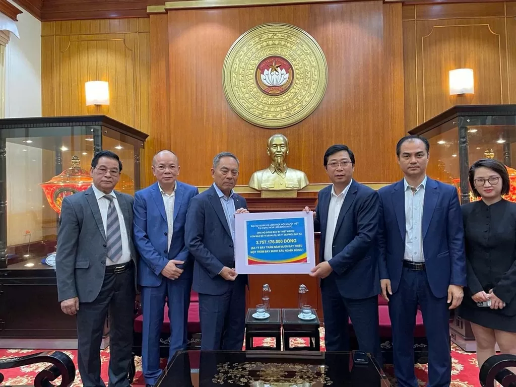 Đại sứ quan Việt Nam tại Đức và cộng đồng người Việt quyên góp ủng hộ đồng bào vùng bão lụt