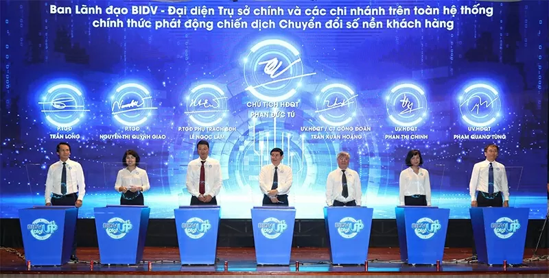 Đại diện Ban Lãnh đạo BIDV và 189 chi nhánh đã ký cam kết điện tử quyết tâm  nỗ lực triển khai chiến dịch chuyển đổi số nền khách hàng BIDV thành công (Ảnh: Ánh Tuyết – Tạp chí cộng sản).