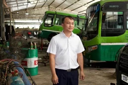 Ông Bùi Trung Dũng - Phó Giám đốc Agribank Chi nhánh Thái Nguyên cùng cán bộ xuống cơ sở động viên khách hàng.