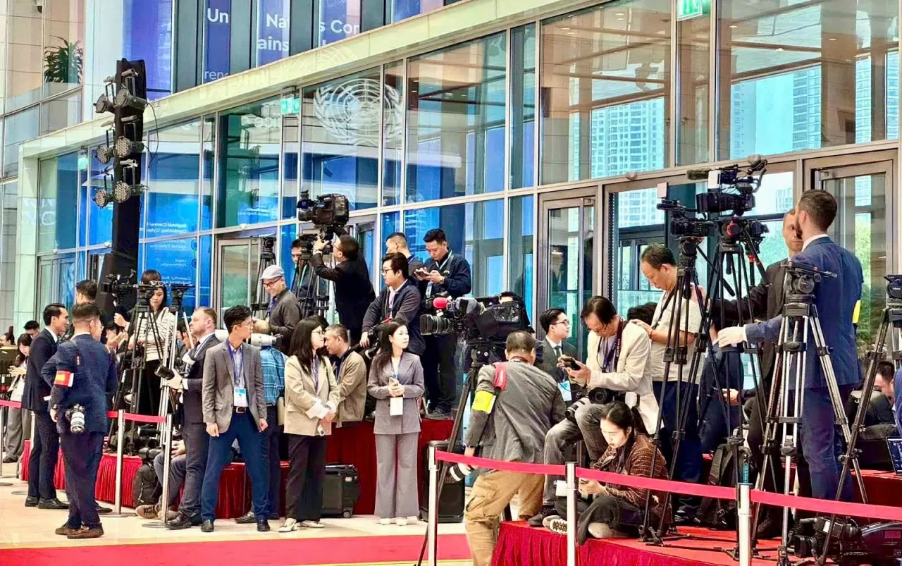 Số lượng phóng viên đăng ký tham dự rất đông, đòi hỏi Trung tâm hướng dẫn báo chí nước ngoài thực hiện công tác chuẩn bị chu đáo và cẩn trọng. (Ảnh: Hoàng Giáp)
