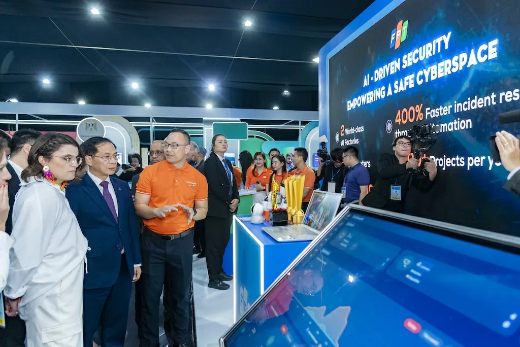 Tại sự kiện, đại diện FPT đã giới thiệu với Ủy viên Trung ương Đảng, Phó Thủ tướng Chính phủ Bùi Thanh Sơn và Phó Tổng thống Ecuador María José Pinto González Artigas (áo trắng) cùng đoàn đại biểu về Nền tảng giám sát bảo mật thông minh bằng AI của FPT đang được triển khai hiệu quả trong một số dự án an ninh quốc gia. 