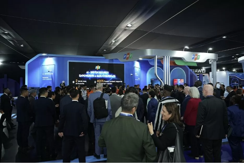 Khách quốc tế tham quan gian hàng FPT tại triển lãm công nghệ trong khuôn khổ Lễ mở ký Công ước Hà Nội. 