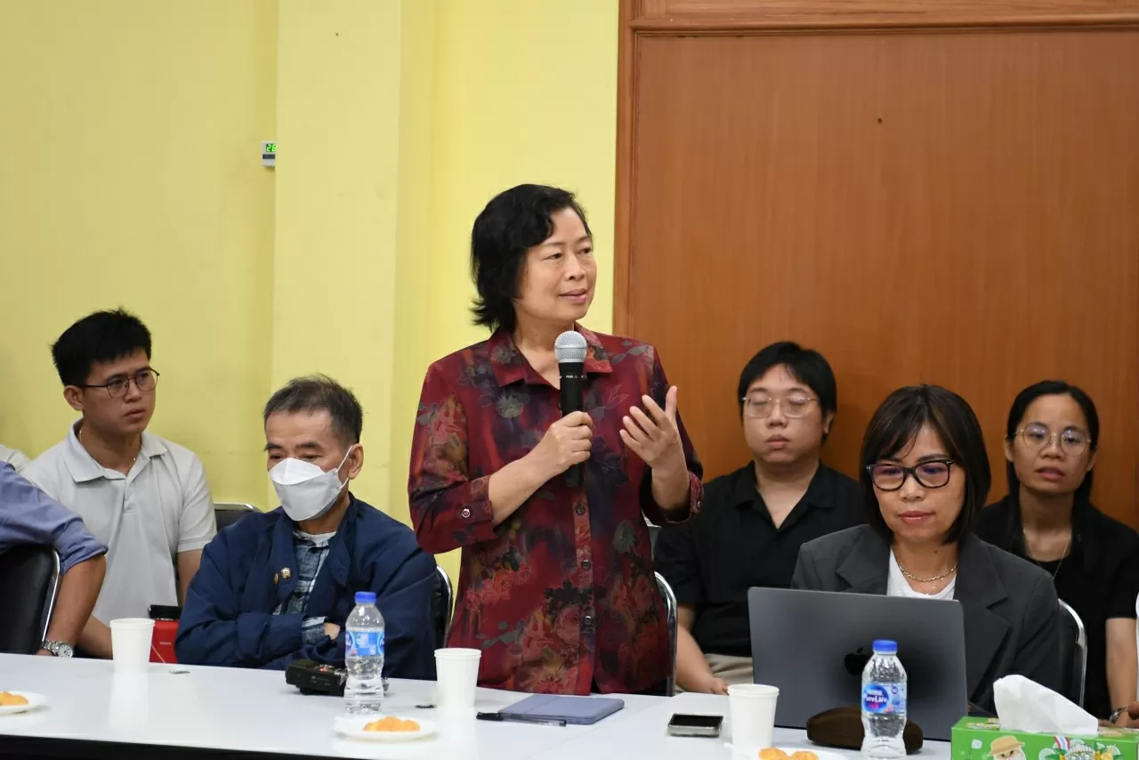 Giáo sư Nguyễn Thị Kim Oanh nhấn mạnh giải pháp xây dựng các mạng lưới nghiên cứu đa quốc gia để chia sẻ kinh nghiệm và kết nối hợp tác. (Nguồn: Báo Nhân dân)